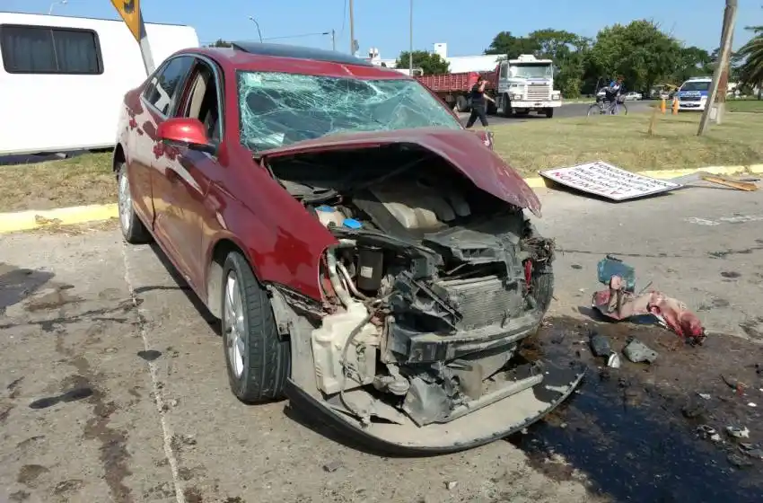 Un muerto y seis heridos tras un choque entre un auto y un colectivo