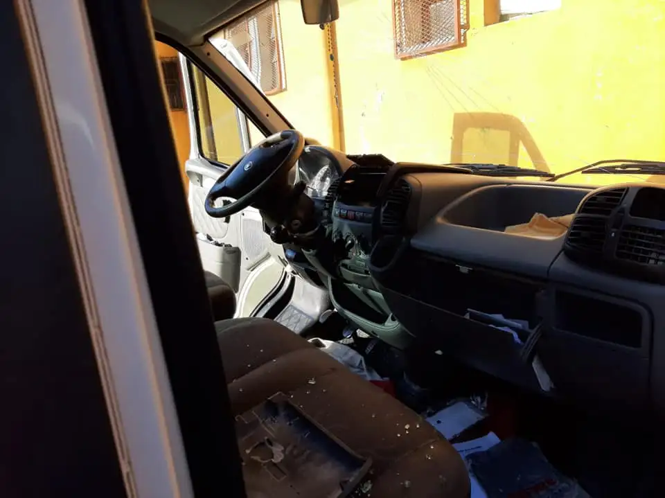Robo y destrozos en vehículos oficiales