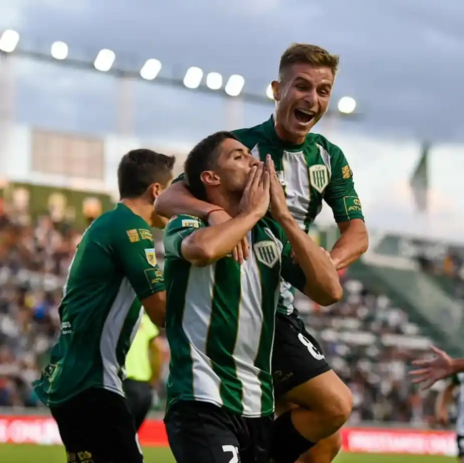 Álvarez celebra su gol junto a Galoppo.