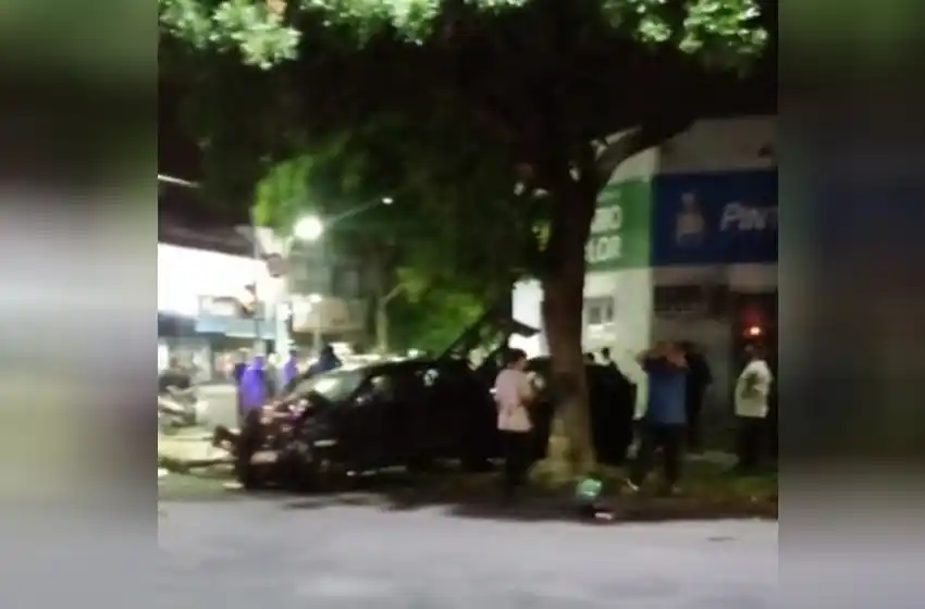 Un hombre y su hijo de 8 años fallecieron tras un fuerte choque en zona sur