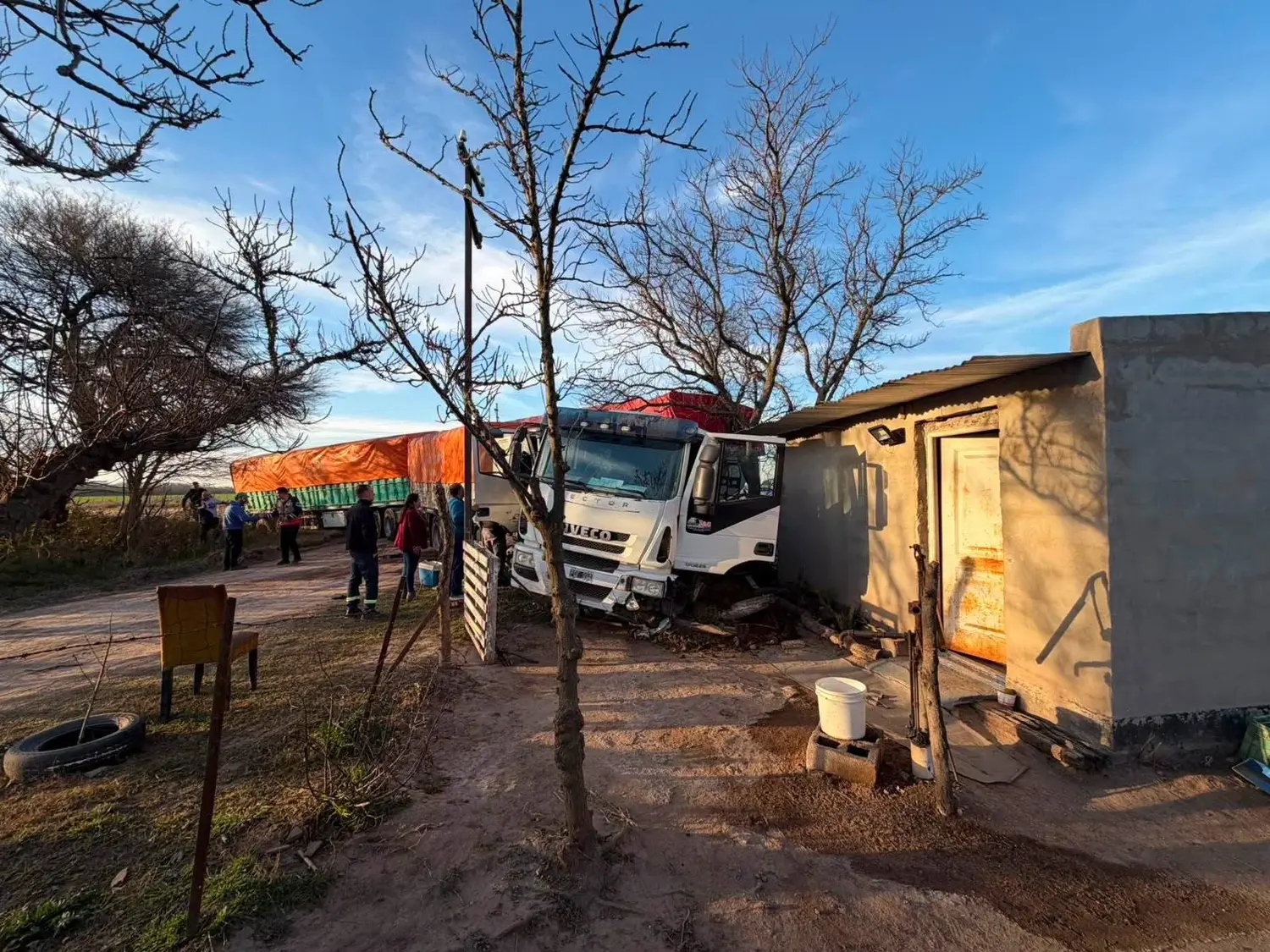 Choque entre dos camiones en la Ruta Provincial 13 dejó a dos conductores con lesiones leves