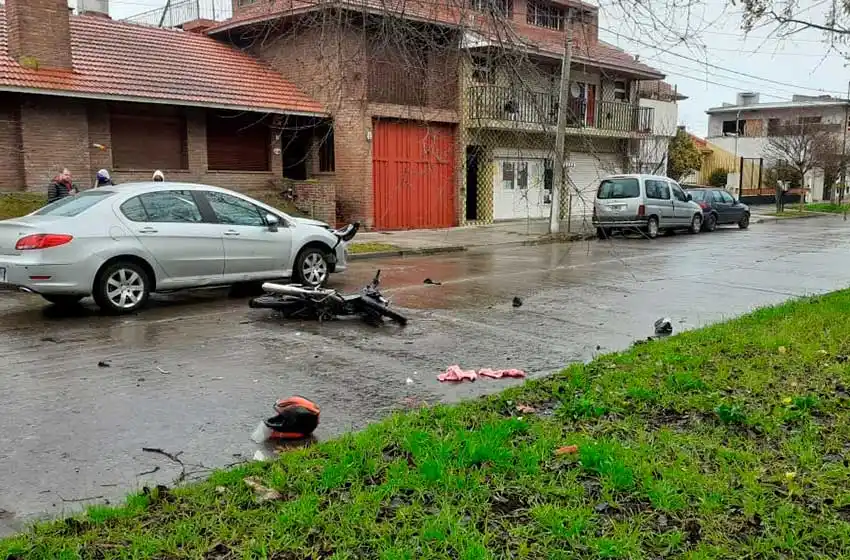 Una mujer fue trasladada inconsciente al HIGA tras un choque en el barrio Bernardino Rivadavia