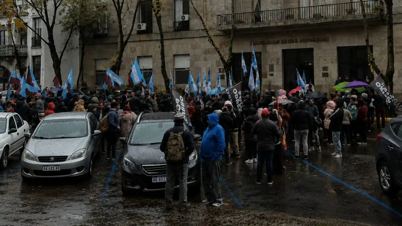 Organizaciones sociales reclaman frente al municipio
