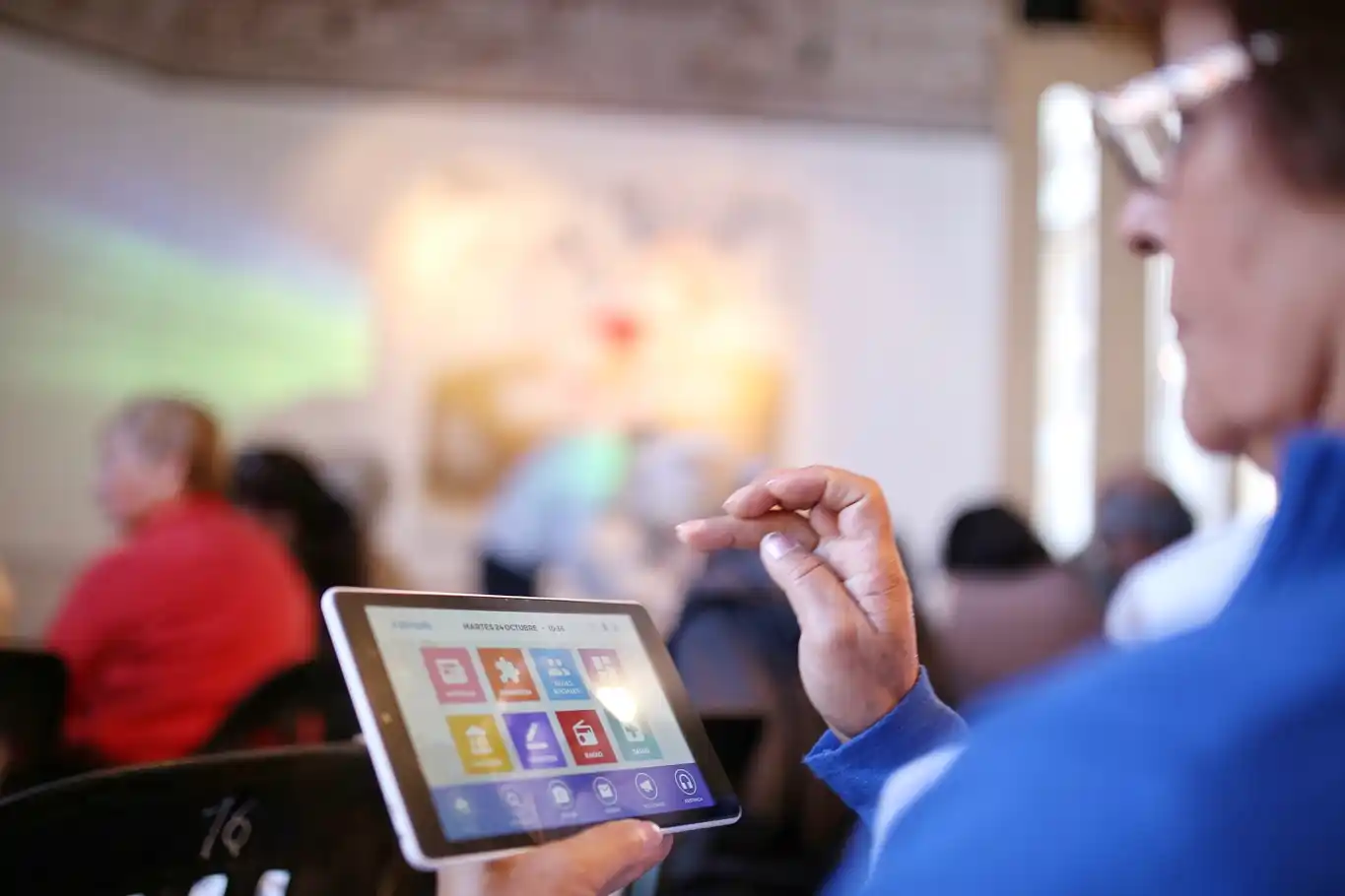 Programa +Simple: entregan tablets a adultos mayores