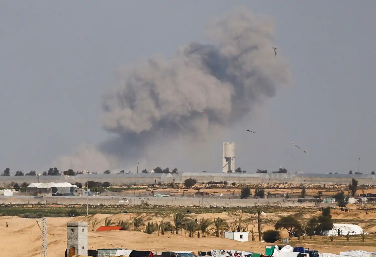 El humo se eleva durante una operación terrestre israelí en Khan Younis.