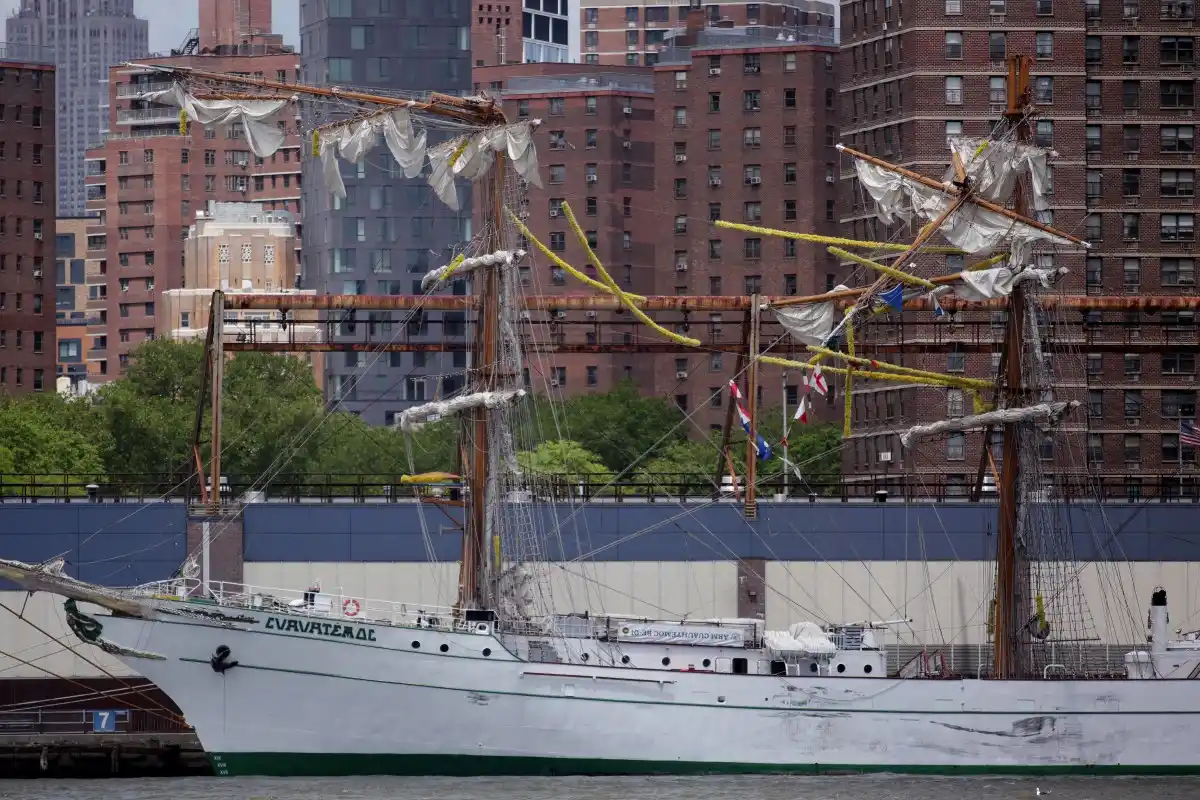 Investigan CAUSAS del choque del buque escuela Cuauhtémoc contra puente de Brooklyn