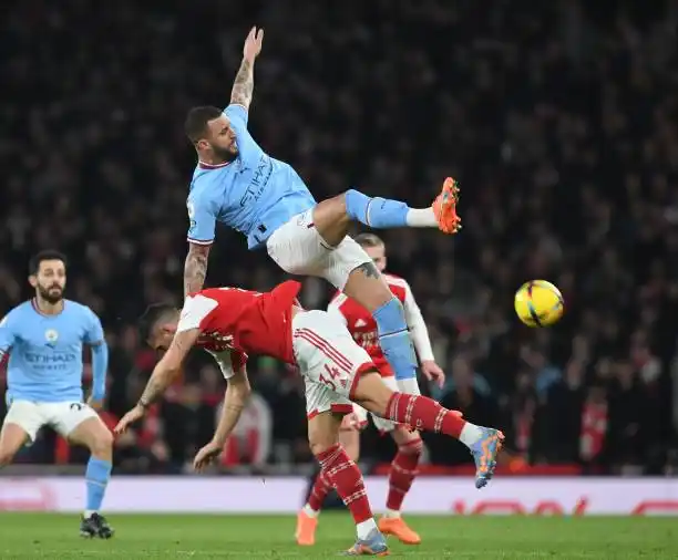 El City alcanzó a Arsenal en la punta.