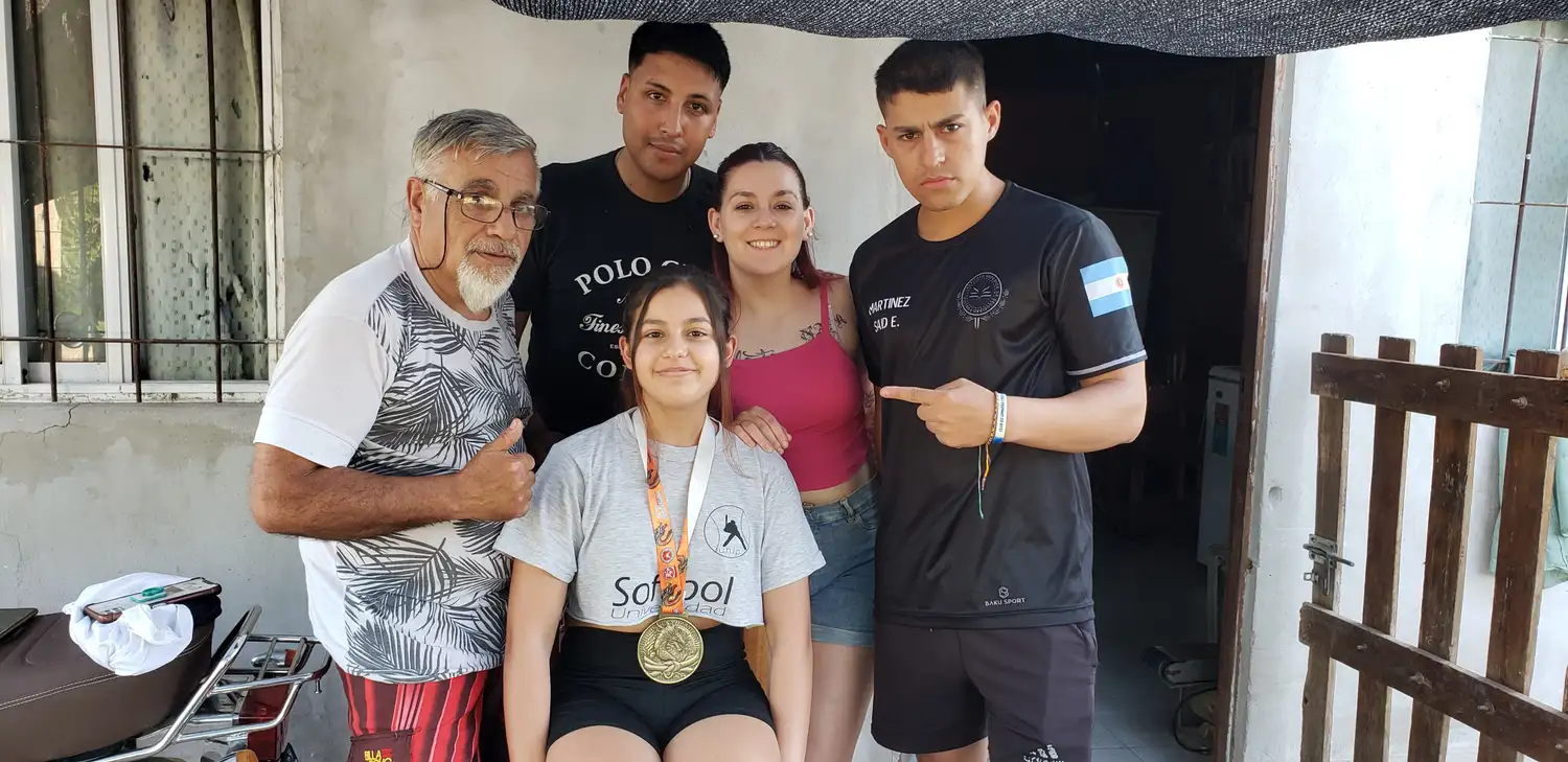 Rubén y los hermanos de Mayra celebrando el triunfo de la campeona mundial.