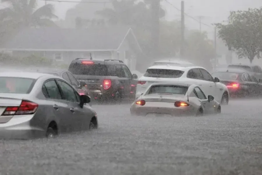 Miami, amenazada por huracanes pero inundada por intensas lluvias