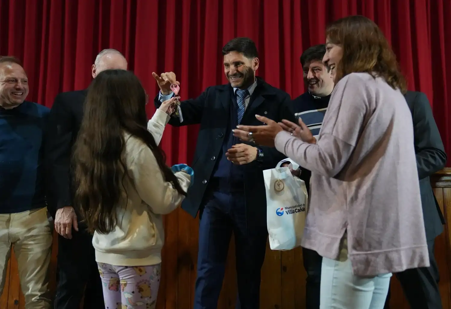 Entrega en mano. E gobernador participó del emotivo acto en Villa Cañás. Foto: GSF