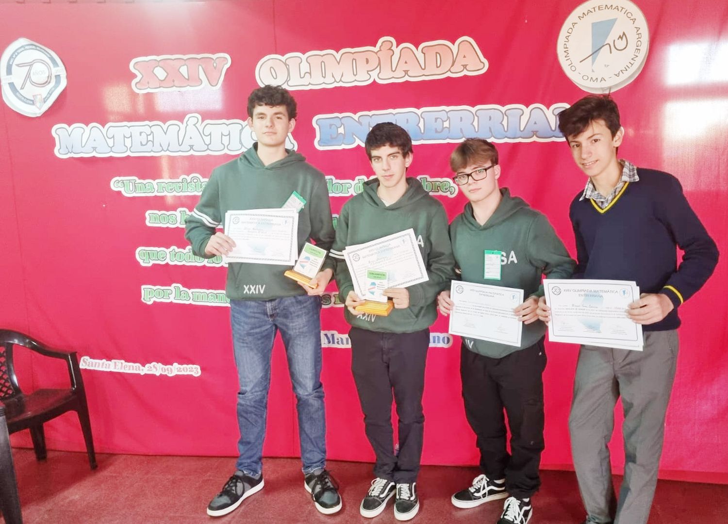 Alumnos en el podio de la olimpíada provincial de matemática