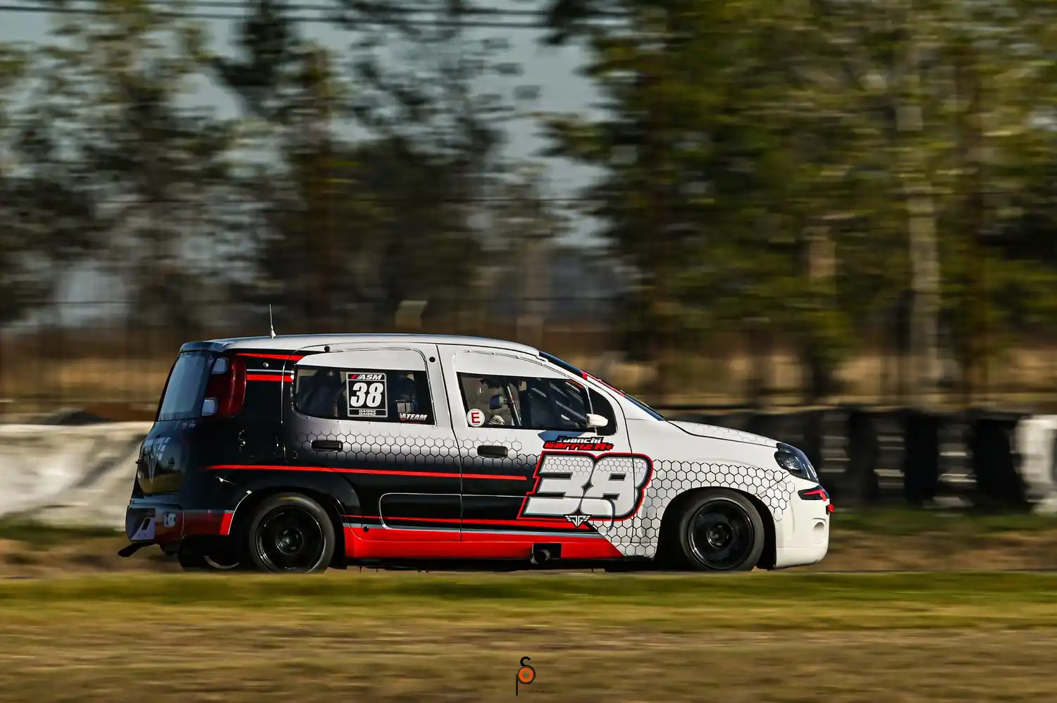 Juanchi Gárriz brilló en La Plata y metió doble podio en el inicio de la Monomarca Fiat