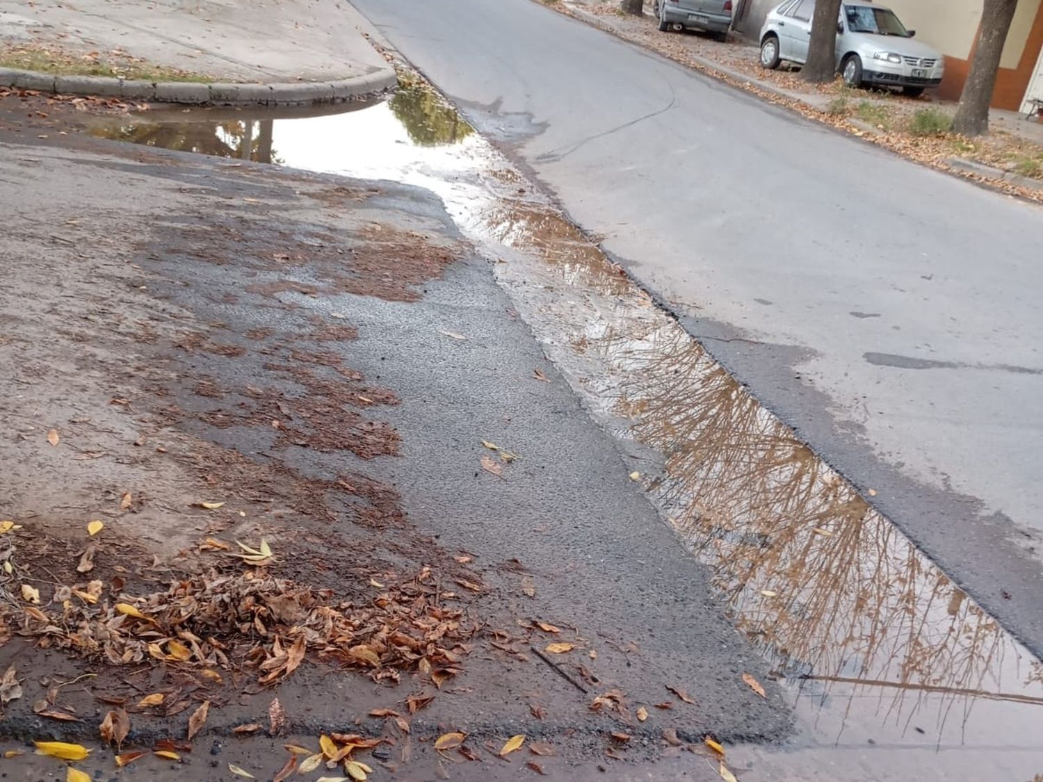 Reclamos por una pérdida de agua en Pavón al 1600