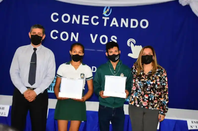 El vicegobernador entregó 500 tablets en Pirané