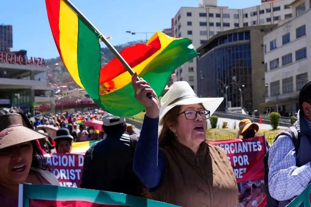 Bolivia: protestas de trabajadores informales por un proyecto presentado por el presidente Luis Arce