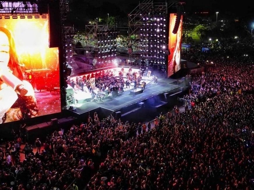 Escenario monumental: Baglietto, Nicki y la orquesta, noche histórica.