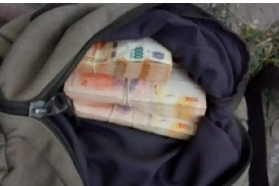 Un joven encontró una mochila con medio millón de pesos y la devolvió