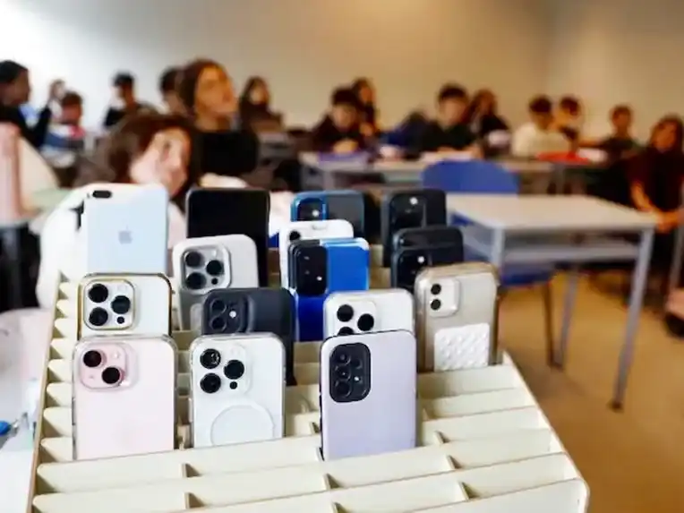 El objetivo es proteger la atención de los estudiantes y promover un uso responsable de la tecnología desde la infancia.