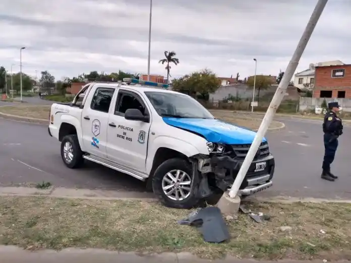 Un patrullero se incrustó contra una columna de luz