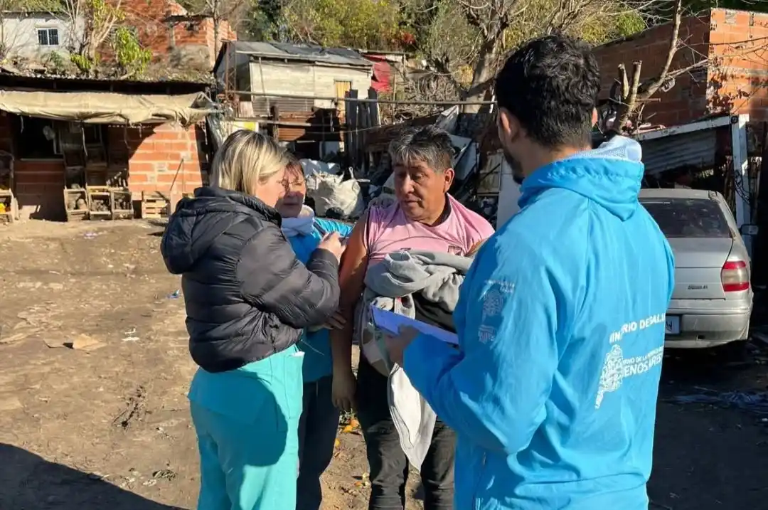 Personal provincial y municipal recorrió barrios y localidades en medio del brote de dengue.