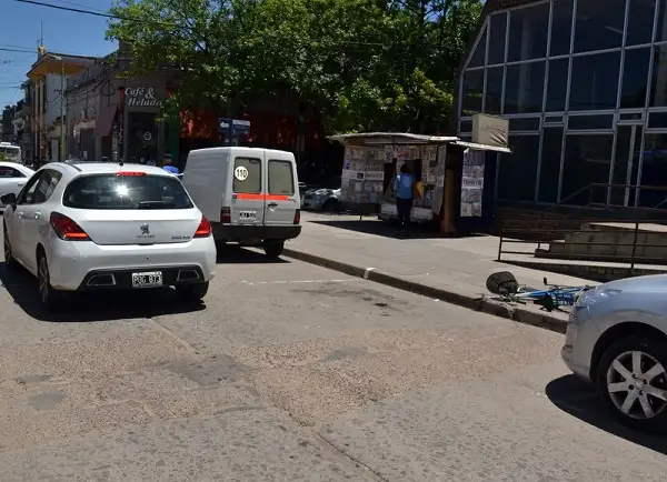 Una ciclista resultó fracturada tras un toque en el centro de la ciudad 