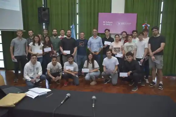 Se entregaron más de 40 computadoras para estudiantes del  “Argentina Programa”