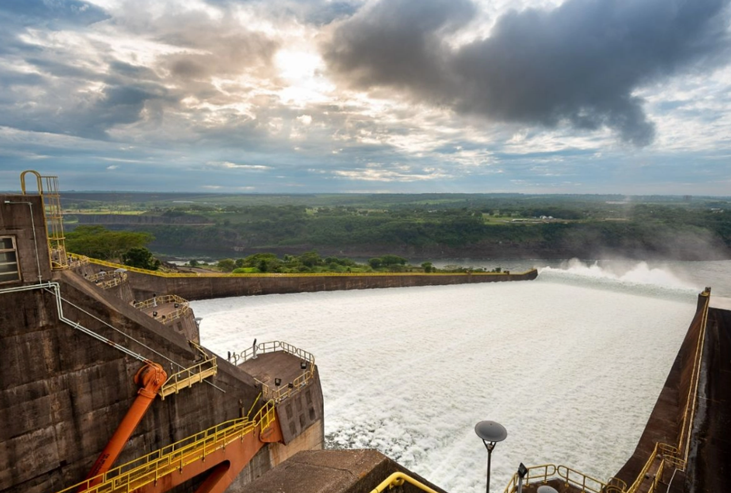 Itaipú: el elevado caudal de agua obligó a abrir las compuertas