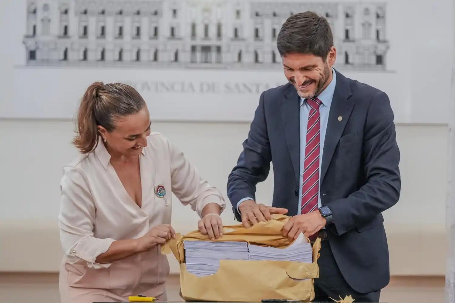 El gobernador Pullaro encabezó la apertura de sobres para otro tramo de la obra del Acueducto Biprovincial. Se presentaron 10 ofertas técnicas.