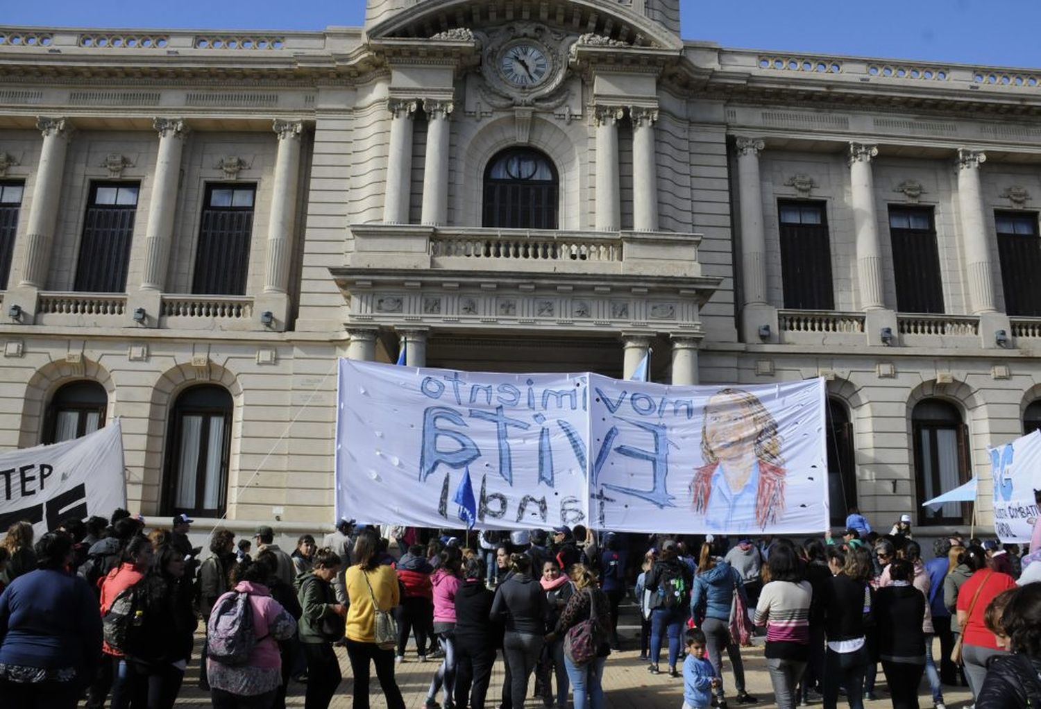 Manifestación de organizaciones populares que claman por la ley de emergencia alimentaria