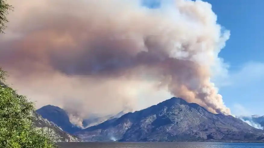 Se reactivó el incendio en Epuyén y el fuego comenzó a quemar zonas de bosque nativo que no habían sido alcanzadas por las llamas