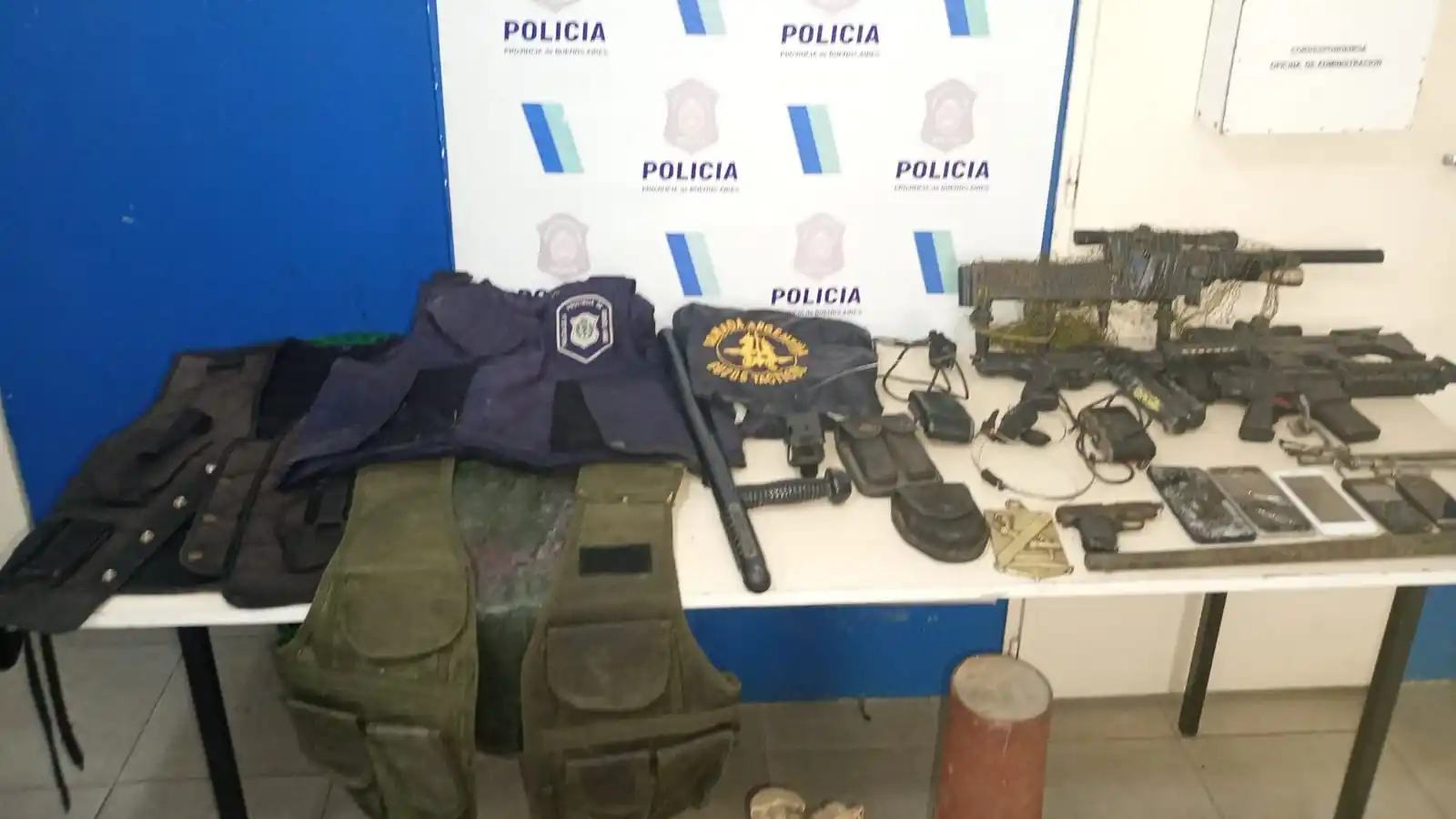 Increíble allanamiento en Mar del Plata: secuestran armas y ropa de la Policía, el Ejército y la Armada