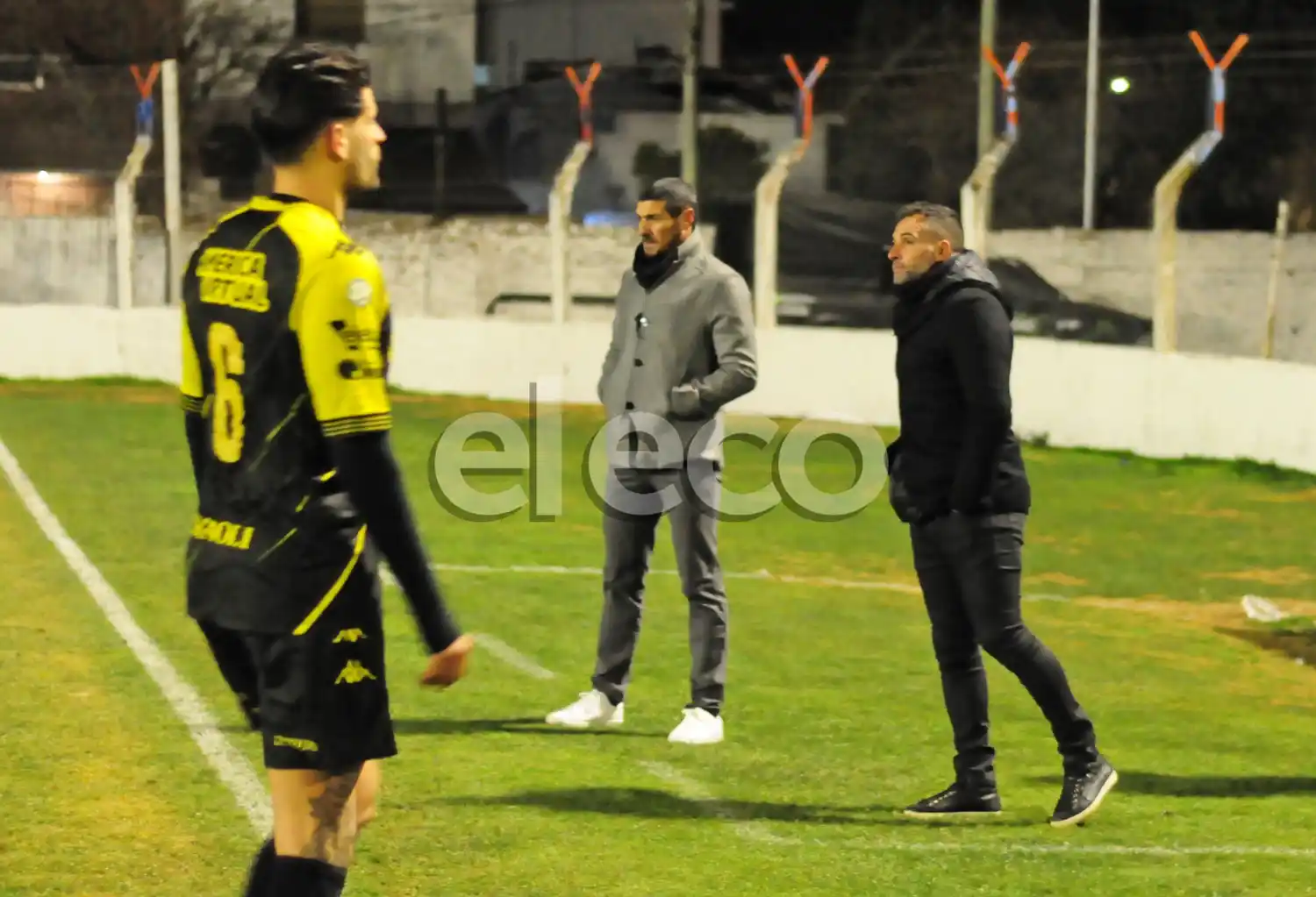 Barsottini y González, en su último partido en Santamarina. Junto a ellos, deja la cancha Mac Eachen.