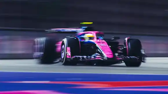 Colapinto fue condicionado por un toque de un excompañero en la largada y quedó 17° en Las Vegas