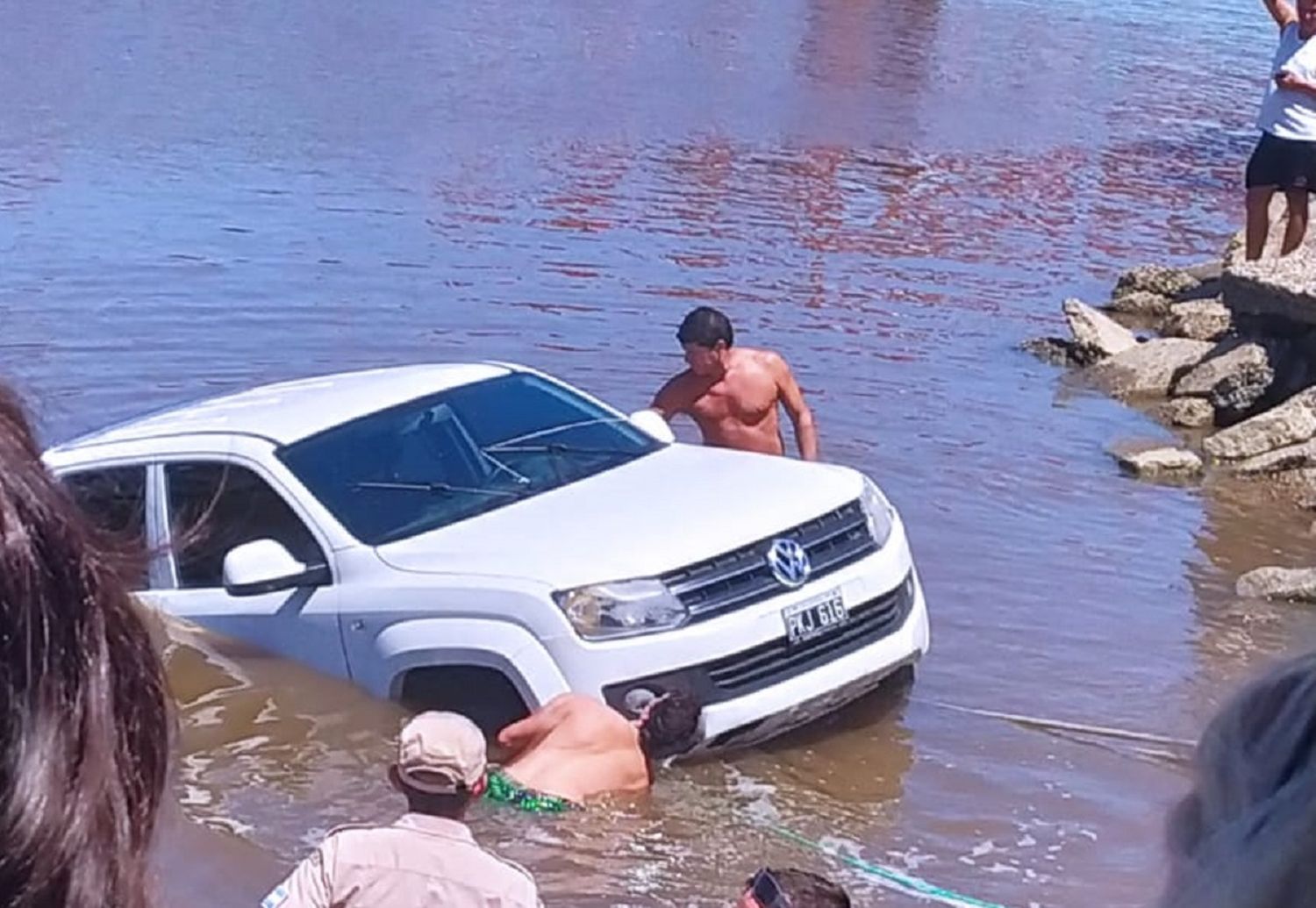 Se hundió en el río una camioneta del empresario Juan Contreras