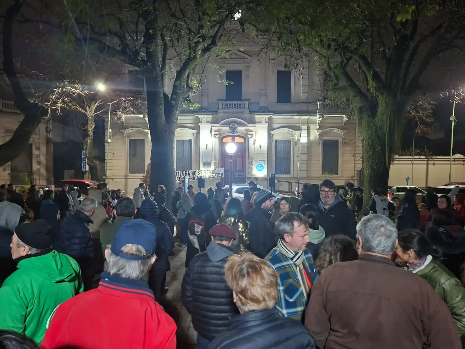 A pesar del mal tiempo, vecinos se manifiestan en la Plaza Urquiza contra de la Ley de Propiedad Privada