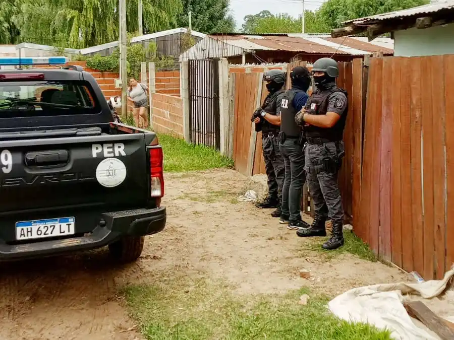 Allanamientos: secuestran droga, un arma de fuego y detienen a un hombre