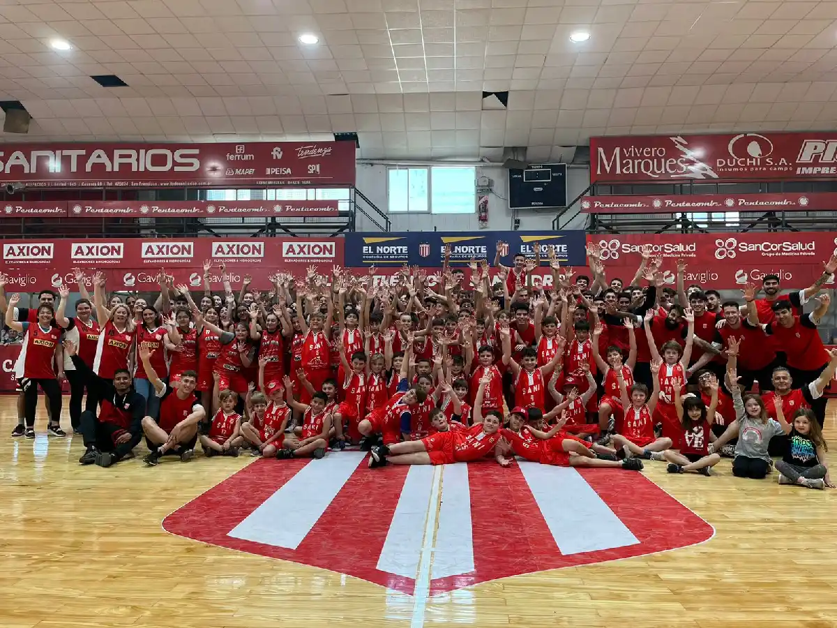 San Isidro presentó su nueva indumentaria