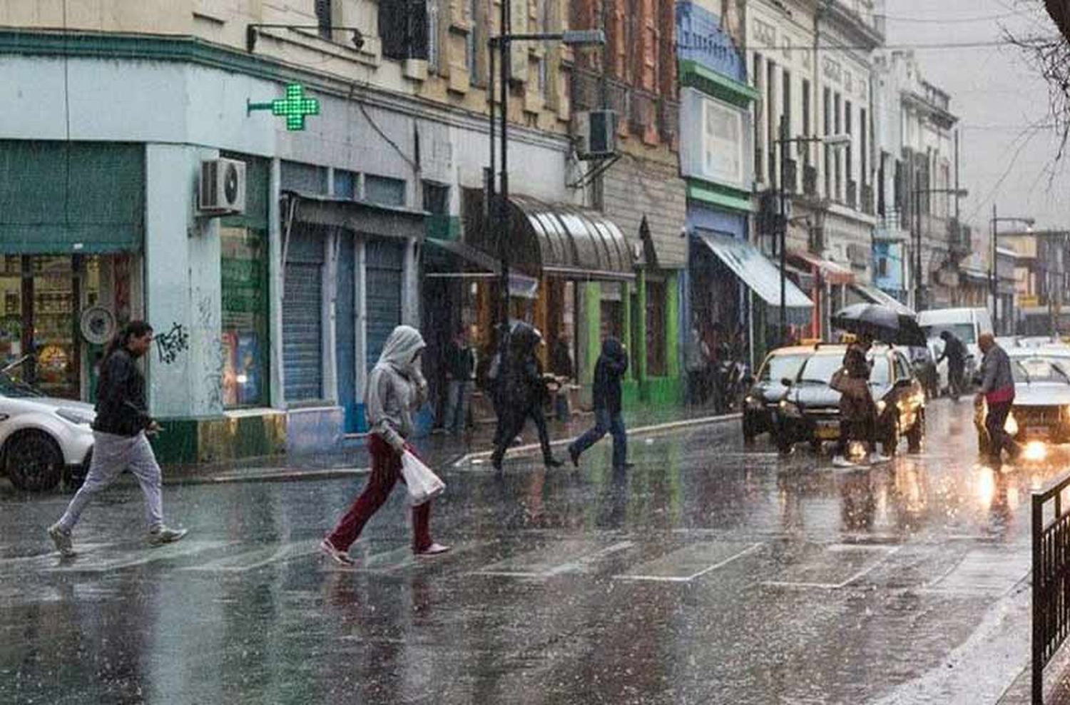 Viernes lluvioso y gris con descenso de la temperatura en Rosario