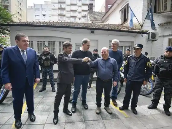 En Mar del Plata, Kicillof entregó motos a la Policía: “No estamos dispuestos a dejar de invertir”