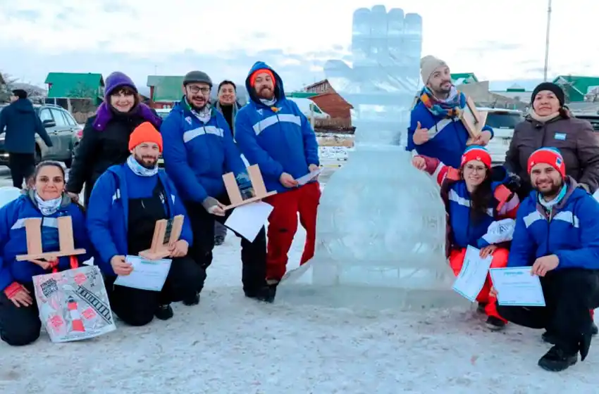Una escultura del "Dibu" Martínez en hielo ganó una competencia en Tolhuin