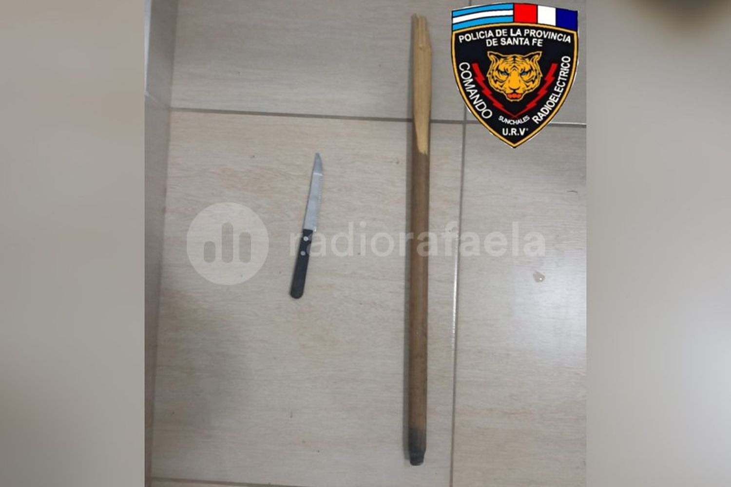 En medio de una pelea, le encontraron un cuchillo a un menor y un palo de escoba escondido