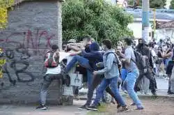 TERROR en Banco AV VILLAS Cali: atacan a palo y piedra a los trabajadores (IMÁGENES MUY FUERTES)