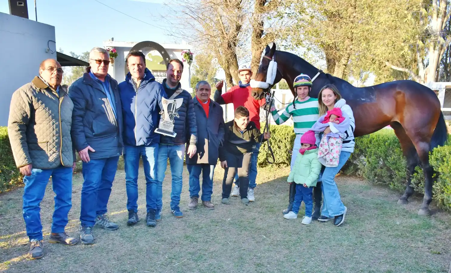 Ettore junto a su jockey, propietarios y entrenador.