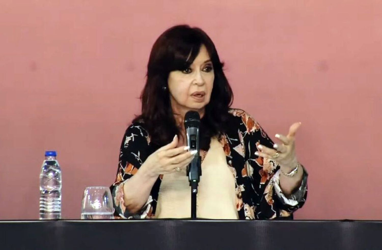 Cristina criticó a su gobierno y le volvió a apuntar a la Justicia