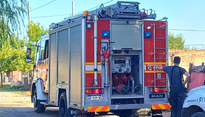 Bomberos sofocó incendio de pastizales en 3 de Febrero y calle 66