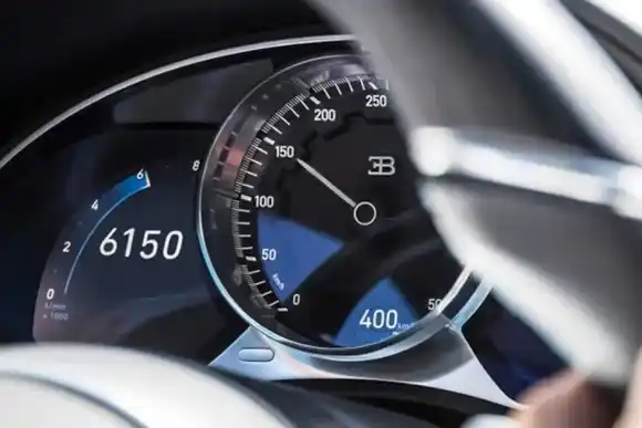 Exigen que las fábricas de autos limiten la velocidad máxima de los vehículos nuevos a 150 km/h