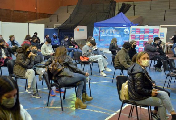 Comenzó la vacunación en menores de 18 años e Iparraguirre lo describió como "la imagen de la esperanza"