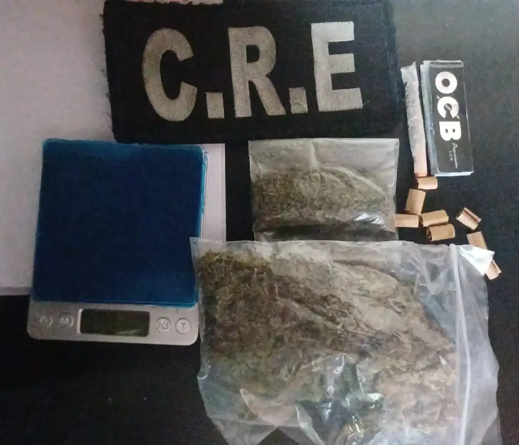 Aprehendieron a un hombre de 26 años y secuestraron presunta marihuana y una balanza de precisión - 2