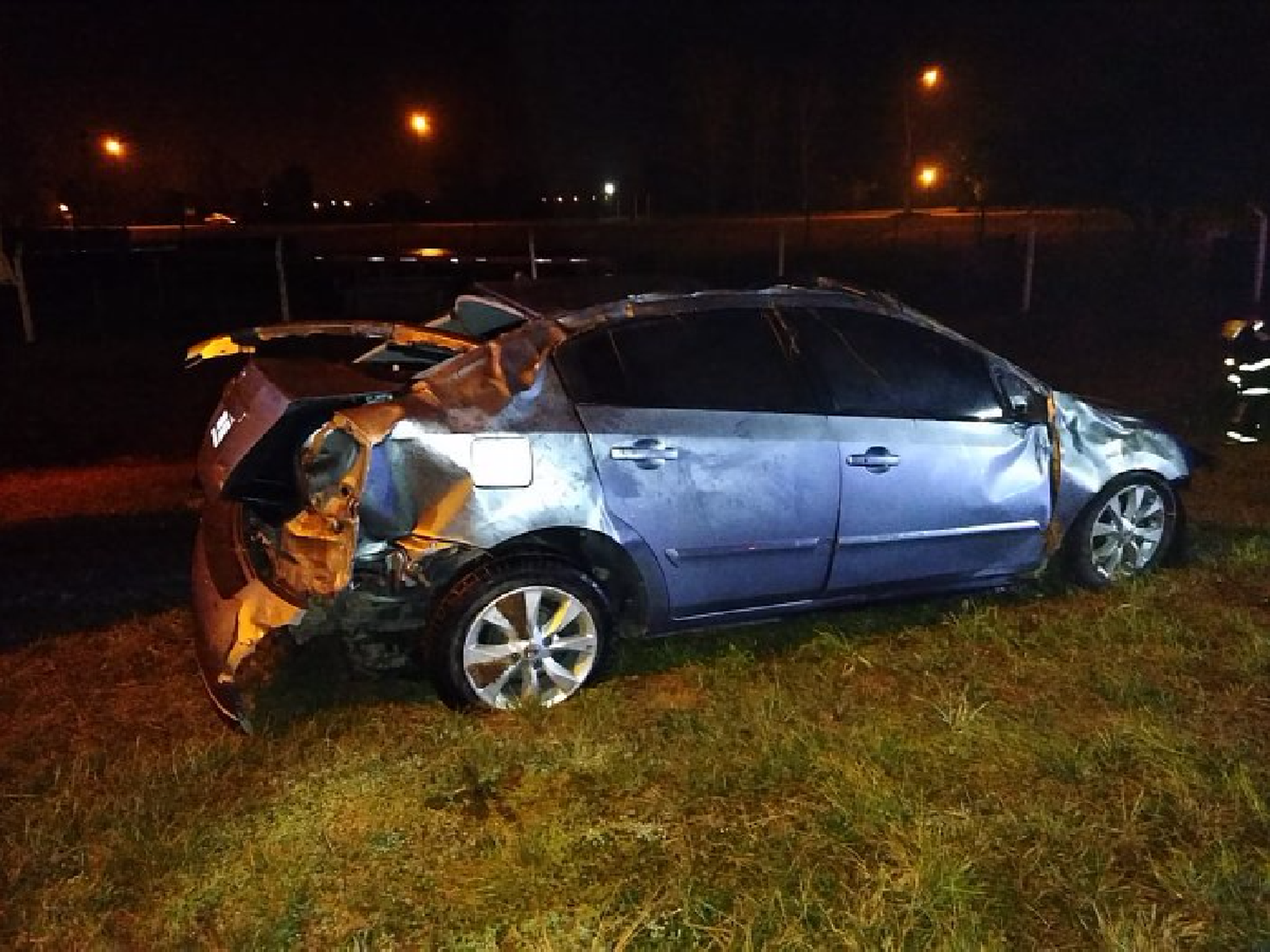 Joven brinkmanense lesionado tras volcar con su auto