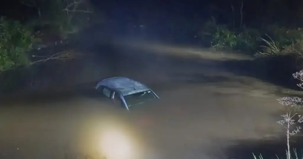 Un auto cayó a un cauce de agua en Entre Ríos y un familiar rescató a sus dos ocupantes
